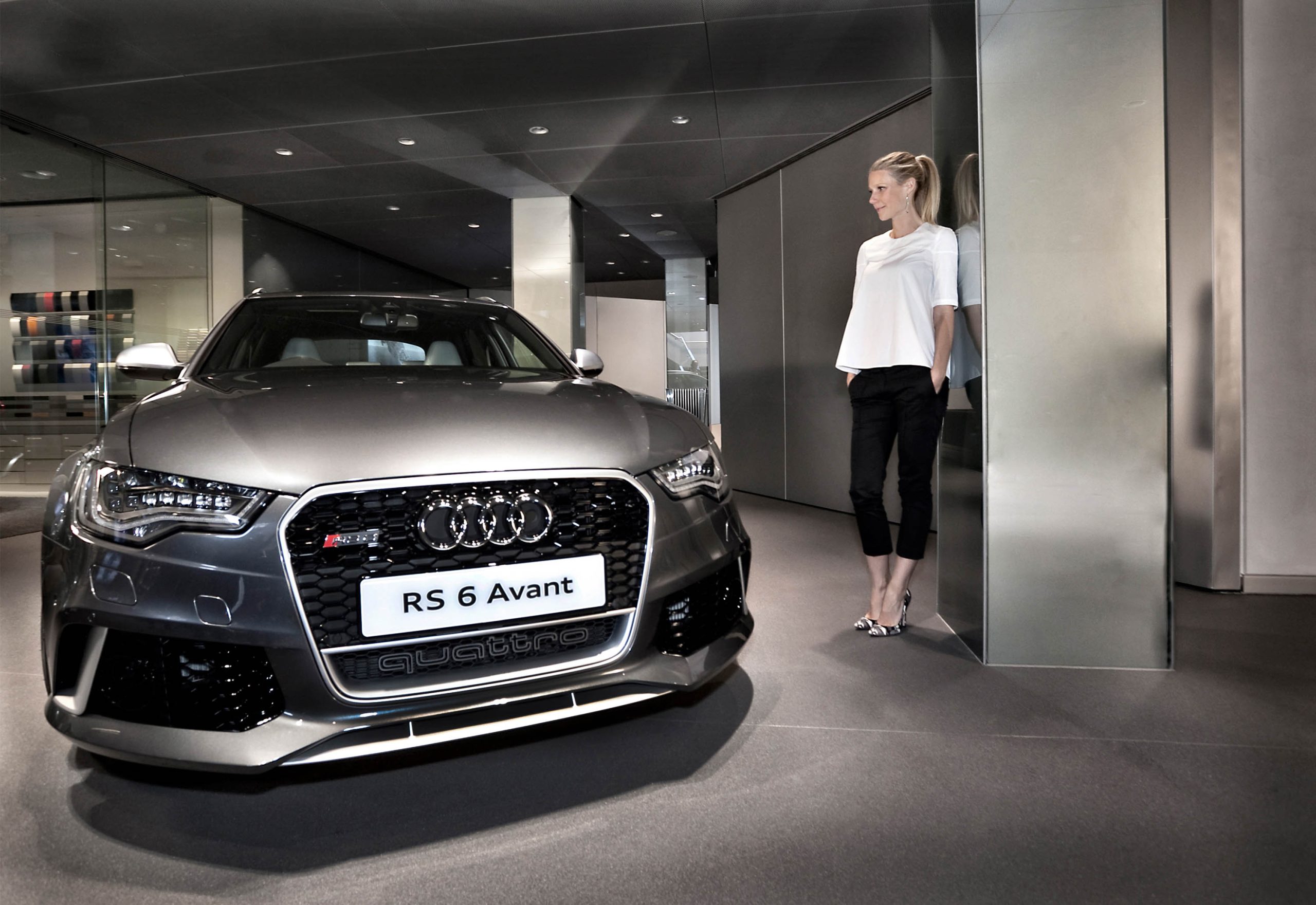 Gwyneth Paltrow autographs an Audi RS 6 Avant